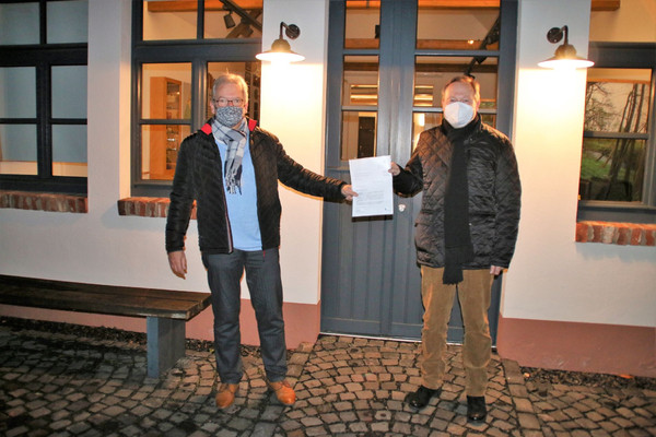Bild: Erster Kreisbeigeordneter Jörg Sauer übergibt die Bewilligungen an Bürgermeister Dr. Frank Schmidt